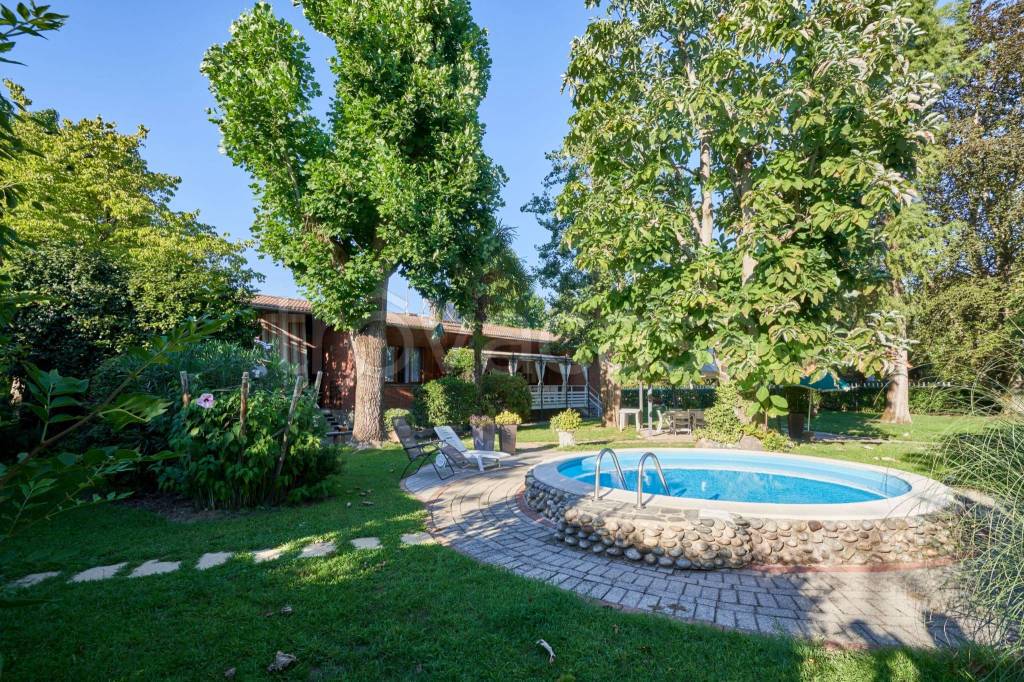 Villa in vendita a Galliate regione Ponte Ticino