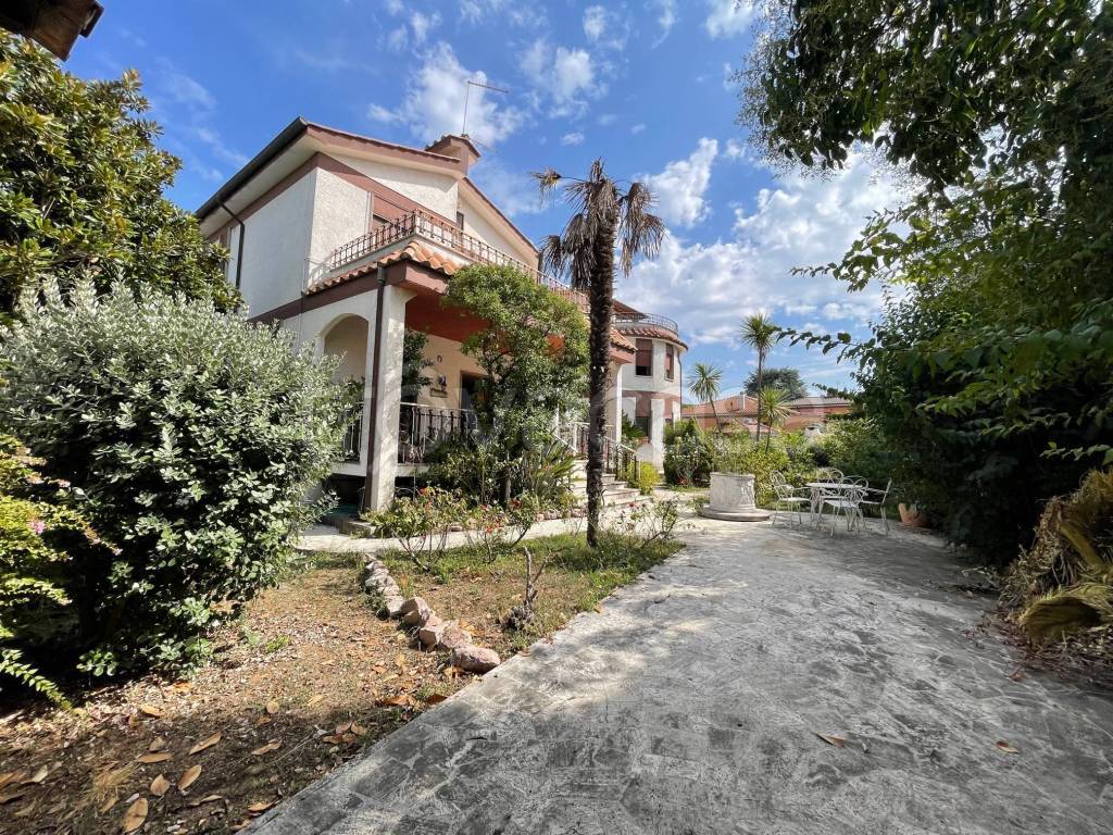 Villa Bifamiliare in vendita a Roma via Verginia Tonelli, 14