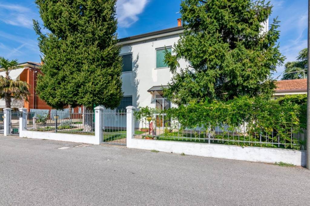 Villa Bifamiliare in vendita a Ferrara via Imerio Gardinali, 43