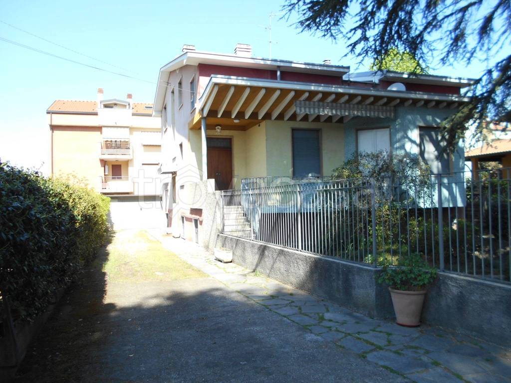 Appartamento in vendita a Carugo via Enrico Toti