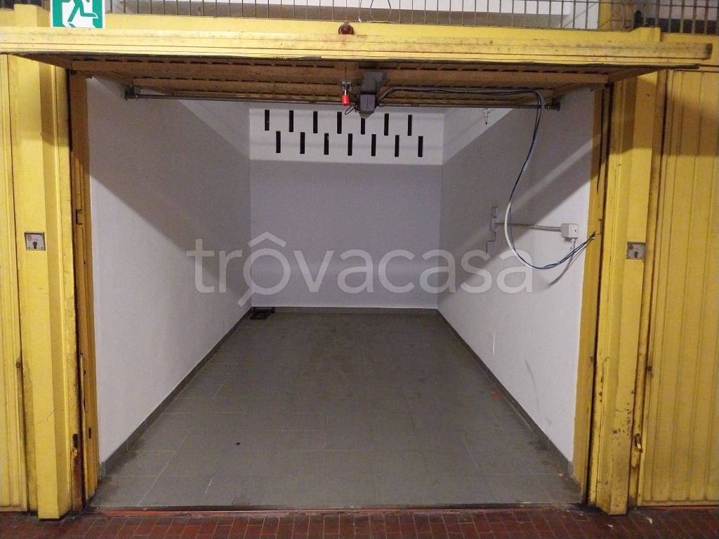 Garage in affitto a Bologna via San Lorenzo, 18
