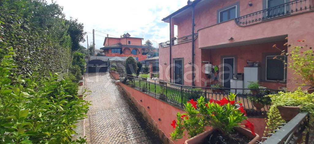 Villa Bifamiliare in vendita a Genzano di Roma via Pompeo, 6