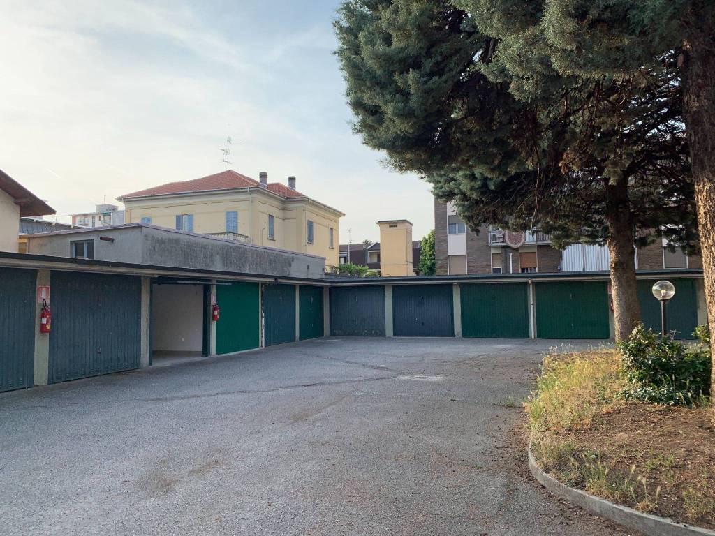 Garage in vendita a Trecate via Vittorio Bottego, 10