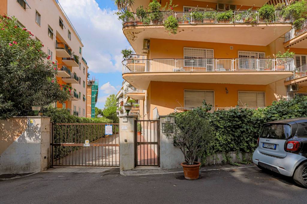 Appartamento in vendita a Roma via dell'Accademia Albertina