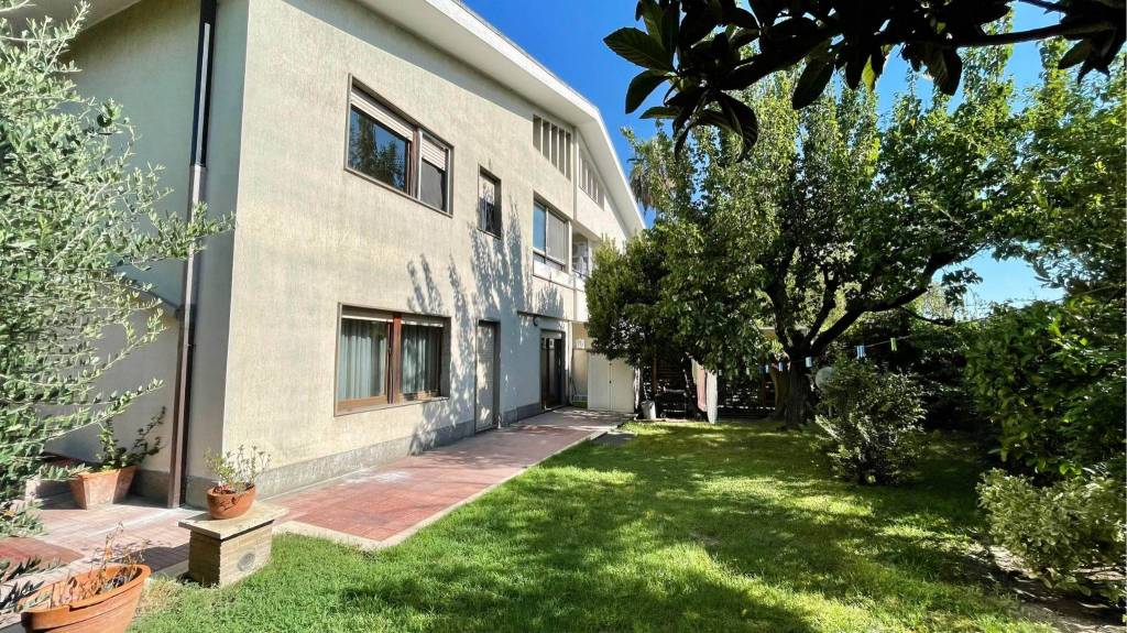 Villa Bifamiliare in vendita a Roma via Fiume Giallo, 355