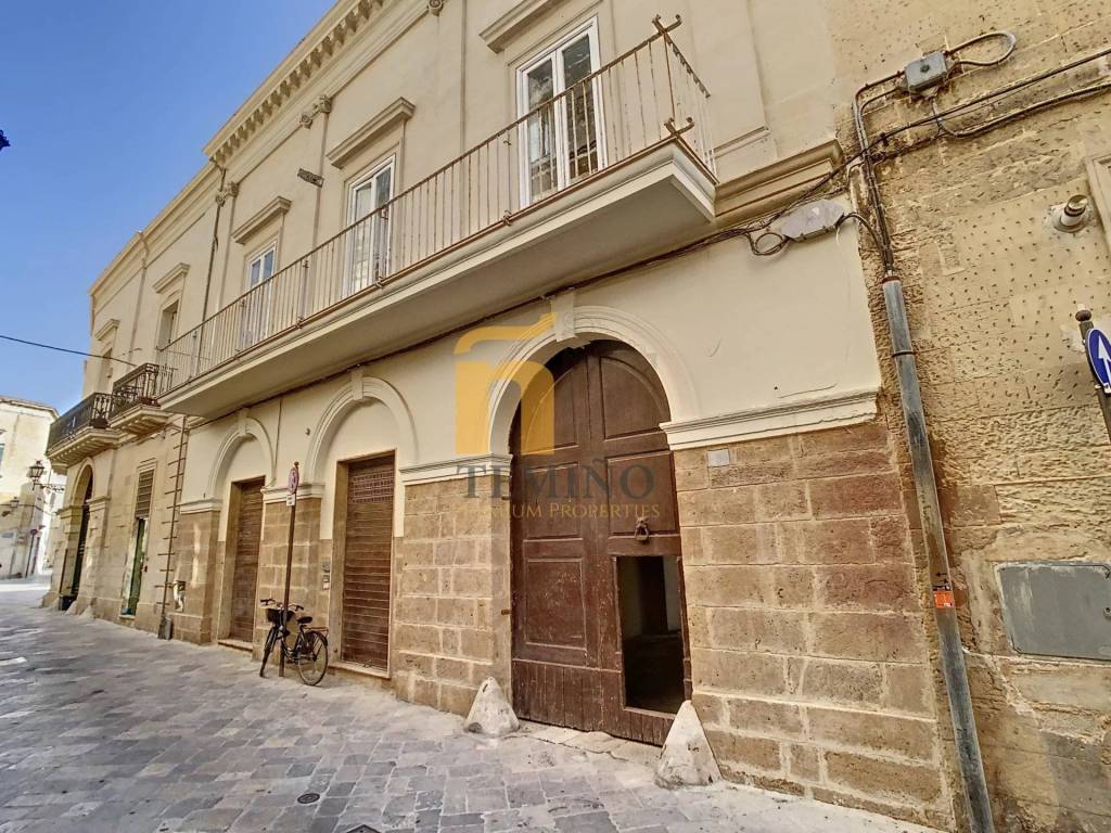 Intero Stabile in vendita a Lecce via Dasumno
