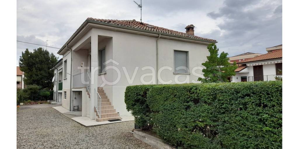 Villa in vendita a Voghera strada Montrucco