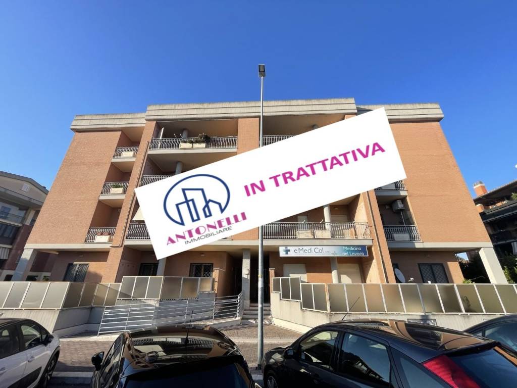 Appartamento in vendita a Roma viale Raf Vallone, 5