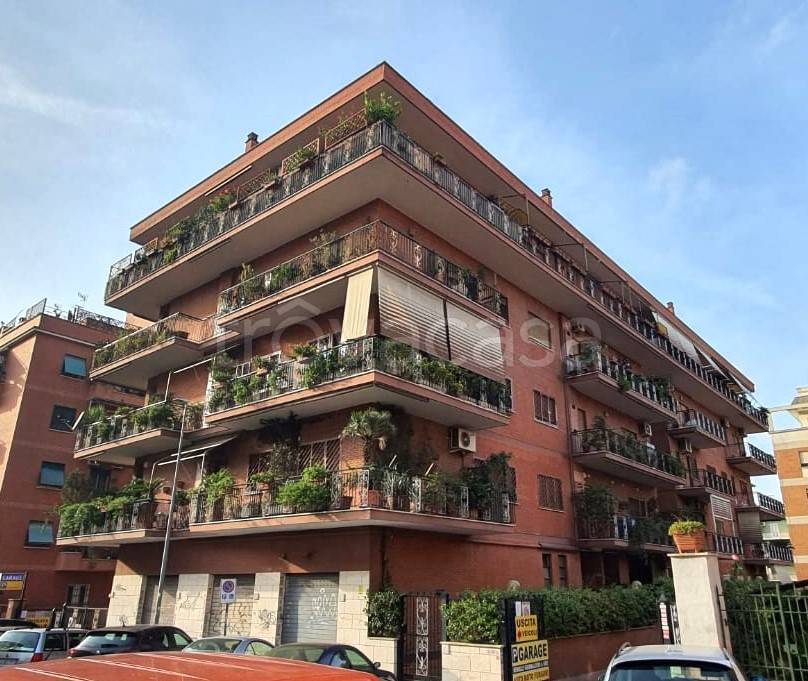 Appartamento in vendita a Roma via degli Olivi