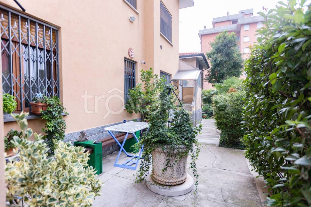 Appartamento in vendita a Bollate via Carlo Tenca, 4