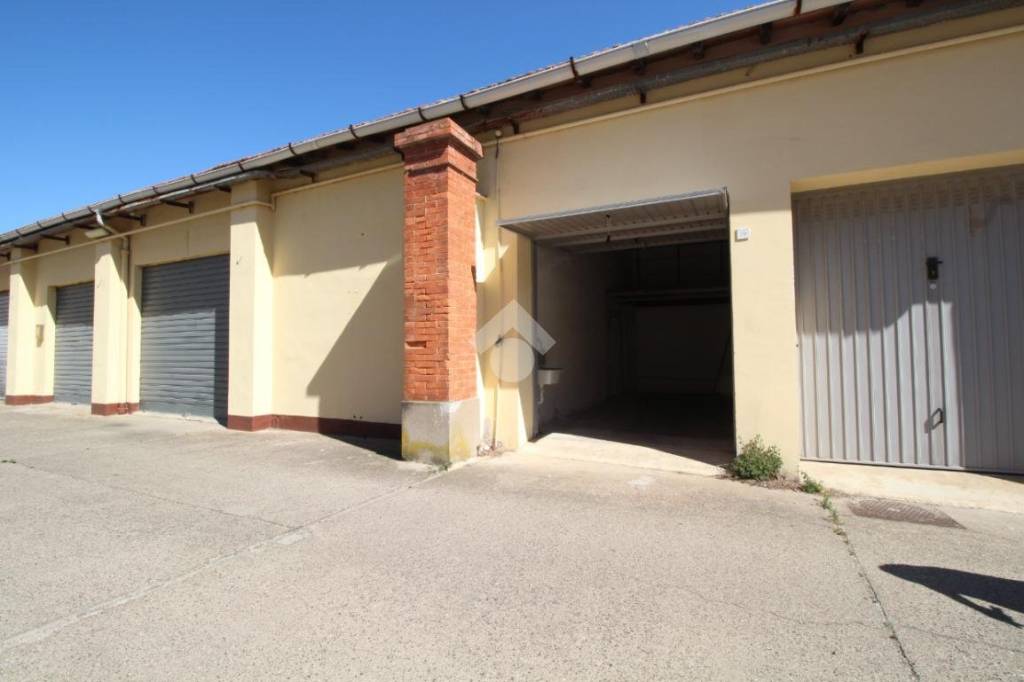 Garage in affitto a Livorno via p. A. Del Corona, 40