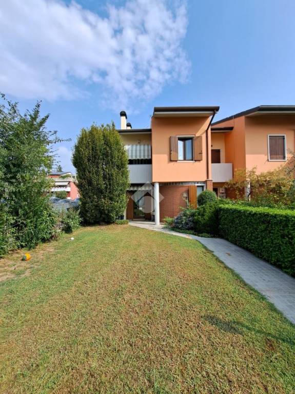 Villa a Schiera in vendita a Valeggio sul Mincio via Adige, 27