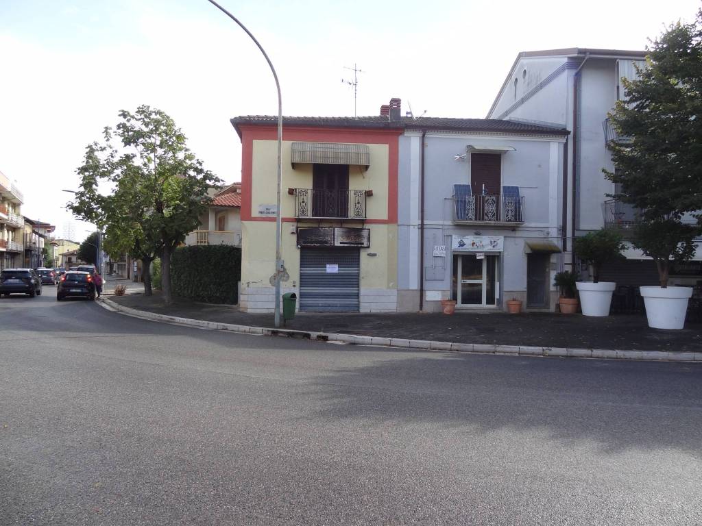 Negozio in vendita a San Giorgio del Sannio via Principe Carlo Spinelli, 224