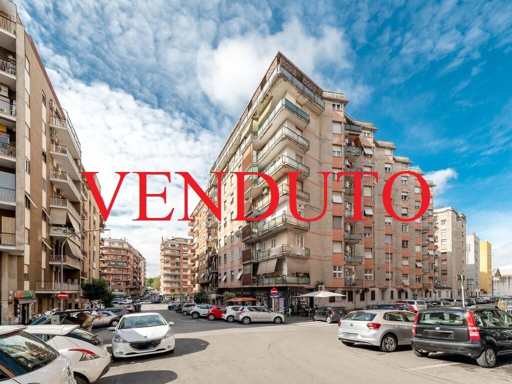 Appartamento in vendita a Roma via Eugenio Checchi, 15