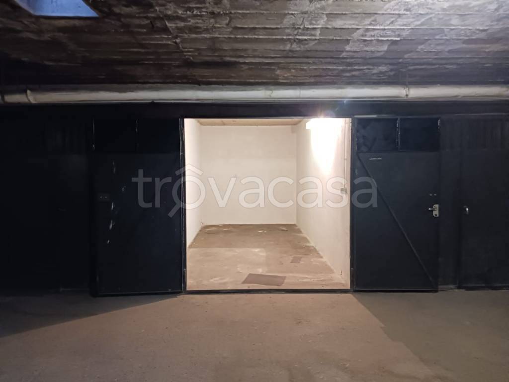 Garage in vendita a Pavia via Nino Bixio, 12