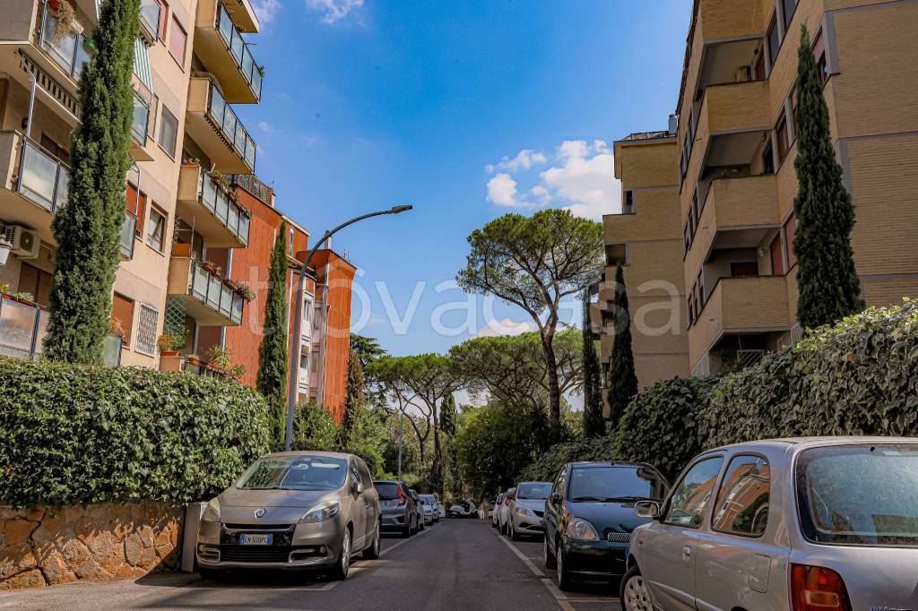 Appartamento in vendita a Roma via dell'Accademia Albertina, 30
