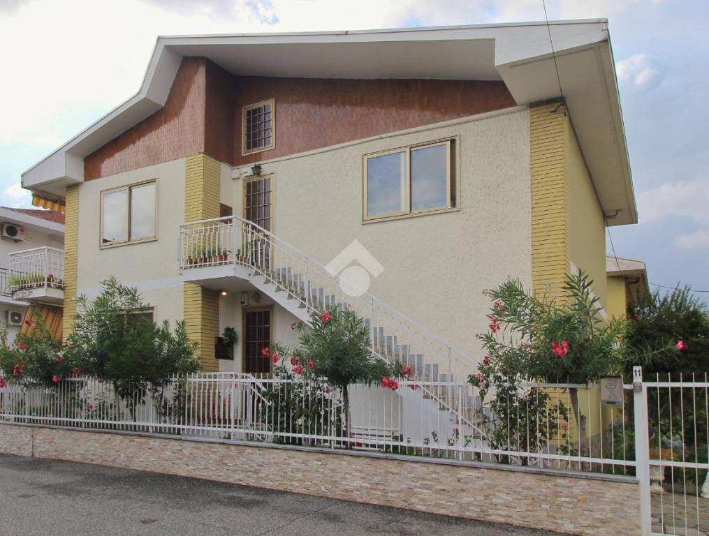 Villa Bifamiliare in vendita a Settimo Torinese via Adda