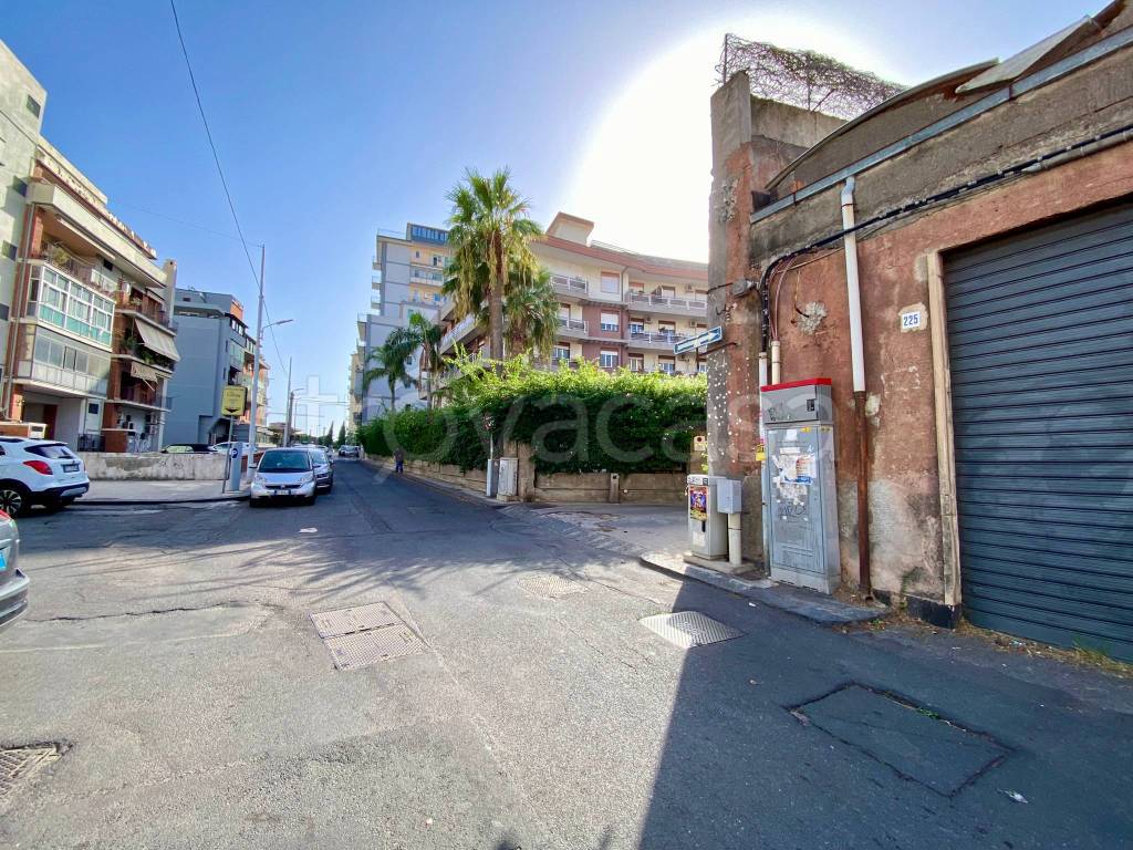 Garage in vendita a Catania via Messina, 223