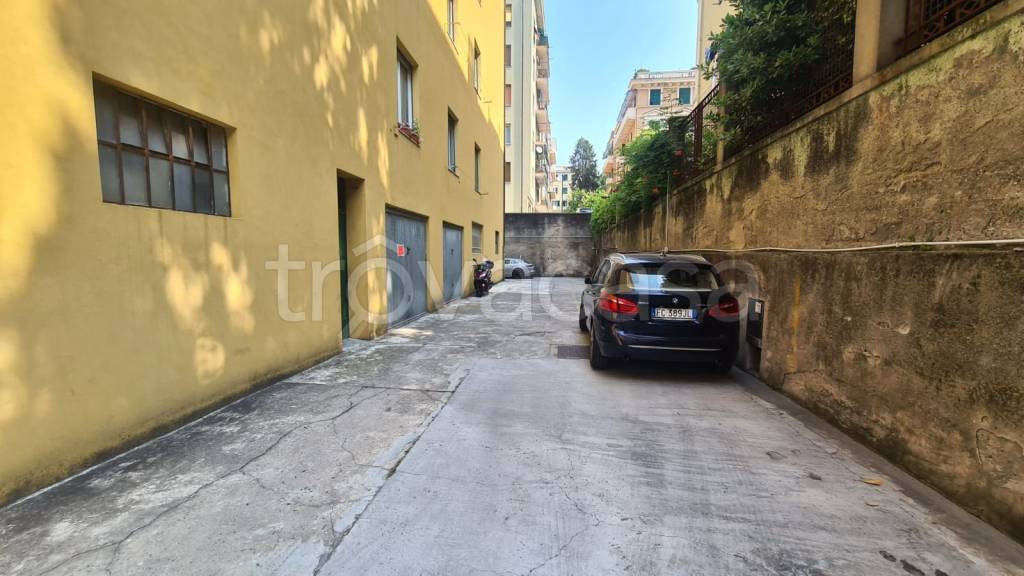 Garage in affitto a Genova viale delle Sacramentine, 1