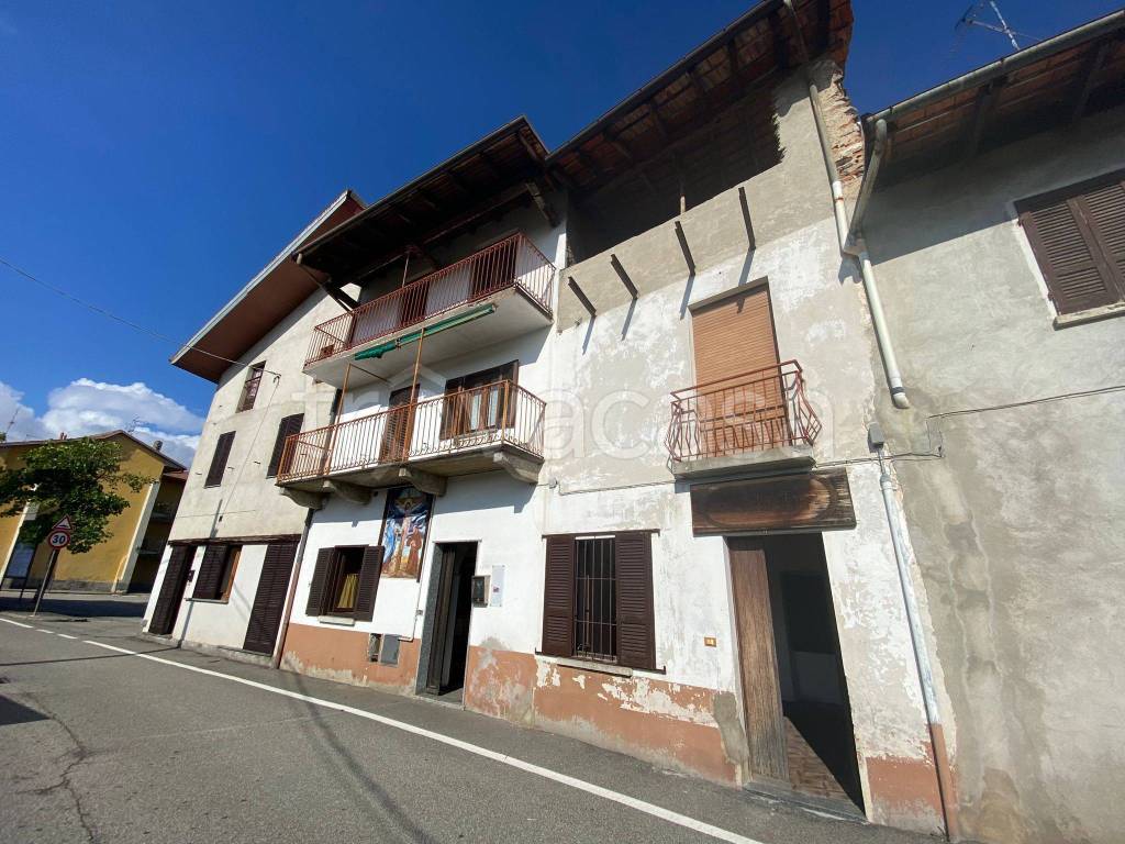 Casa Indipendente in vendita a Borgomanero via Mora e Gibin, 44