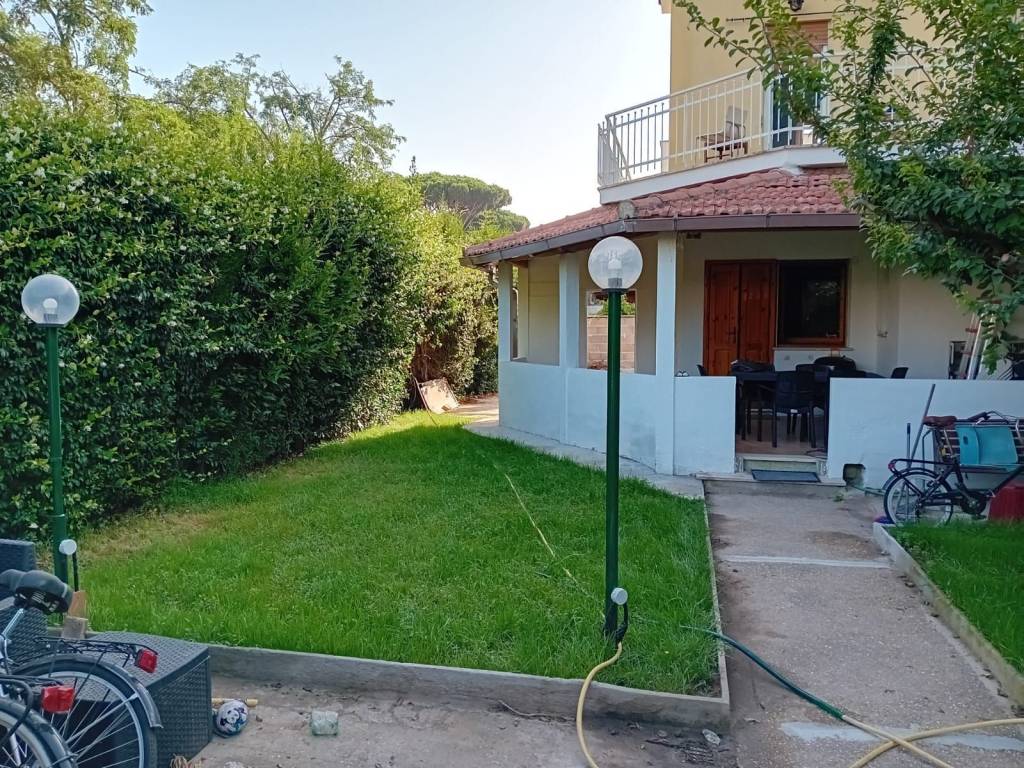 Villa Bifamiliare in in vendita da privato a Fiumicino via Ortona, 4