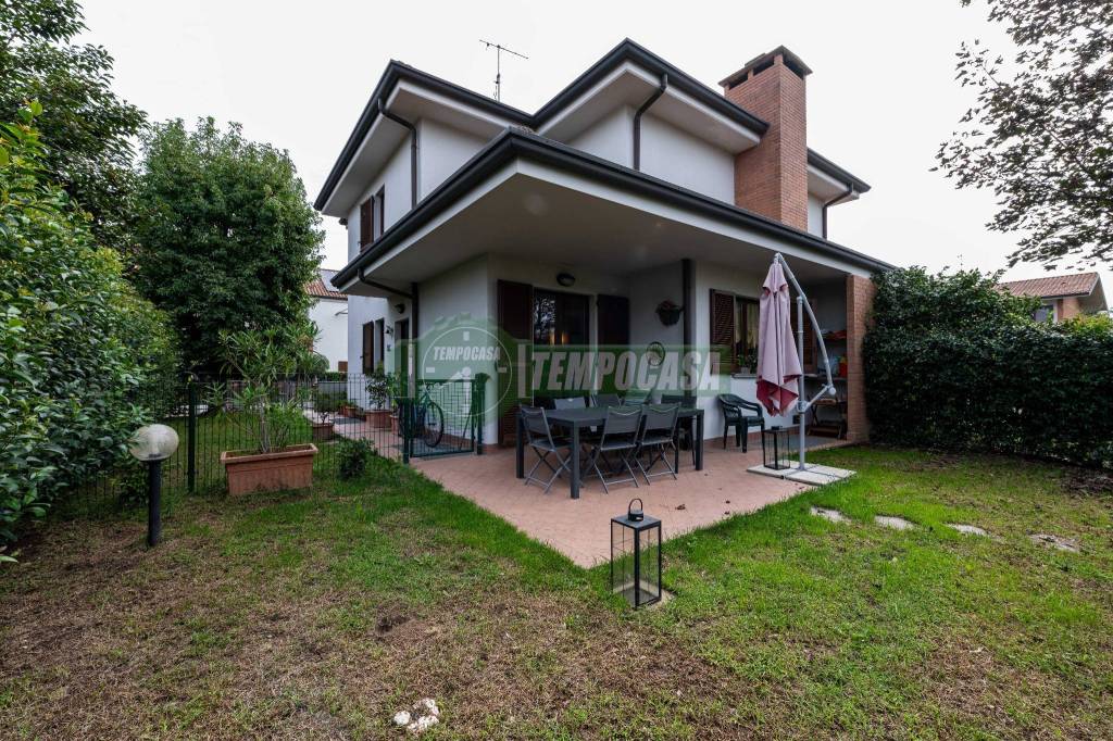 Villa Bifamiliare in vendita a Vimercate via Giovanni Pascoli