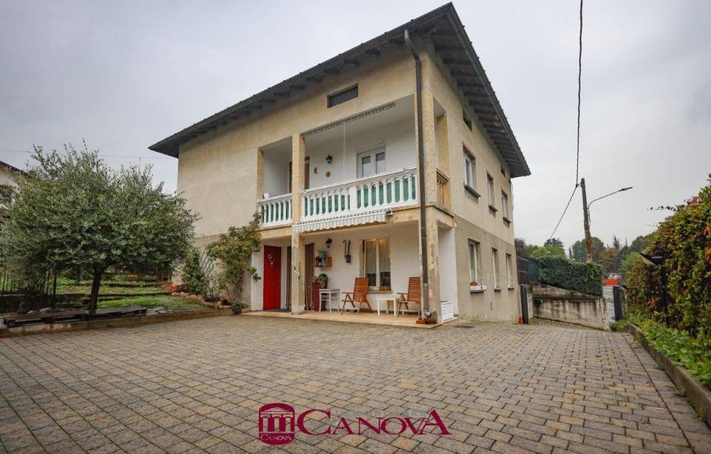 Villa Bifamiliare in vendita a Uggiate-Trevano via Michelangelo Buonarroti