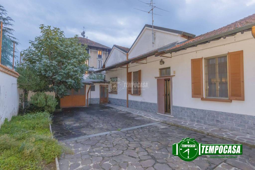 Casa Indipendente in vendita a Binasco via Edmondo de Amicis