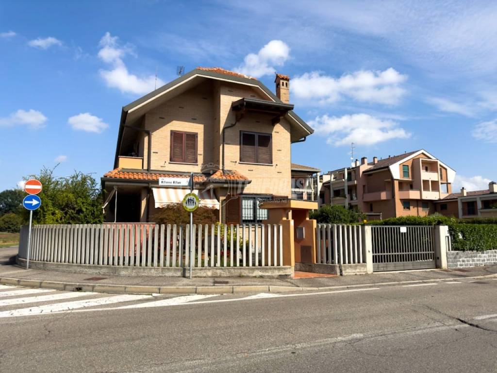 Casa Indipendente in vendita a Paderno Dugnano via Alfonso Alfani