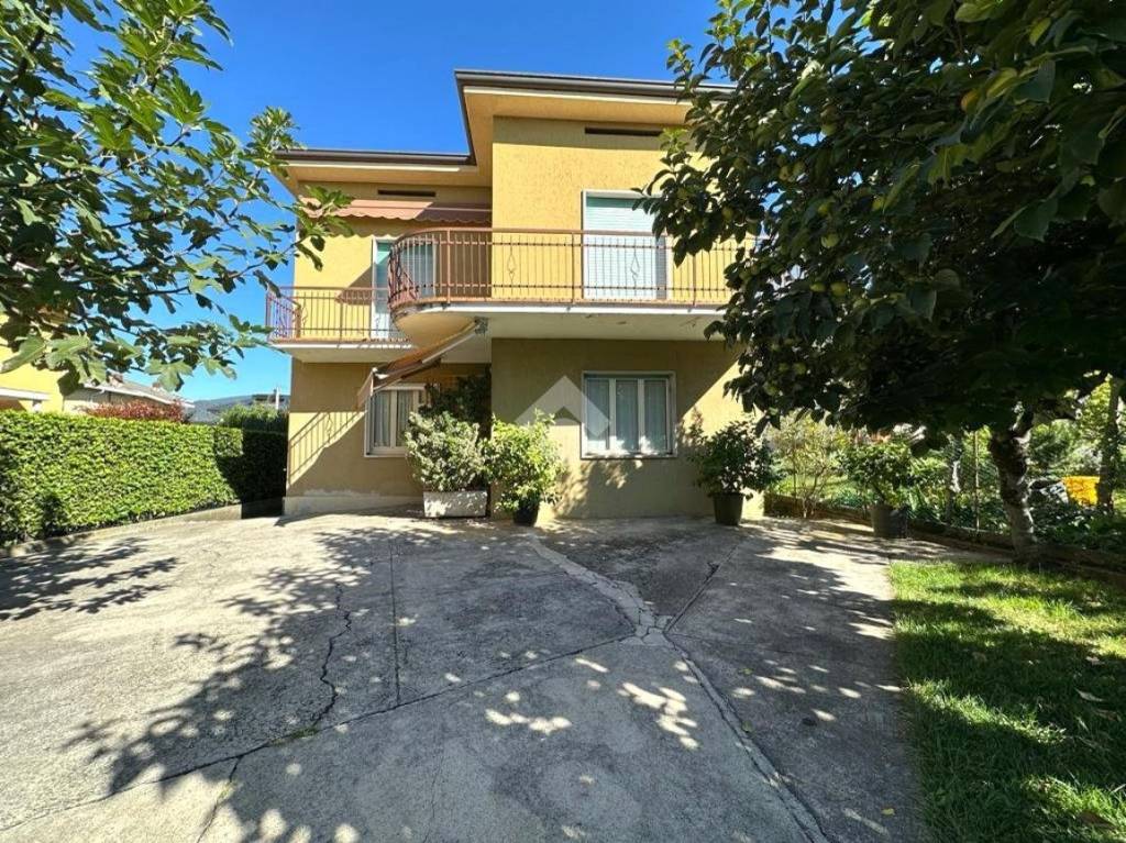 Villa Bifamiliare in vendita a Scanzorosciate corso Europa, 42