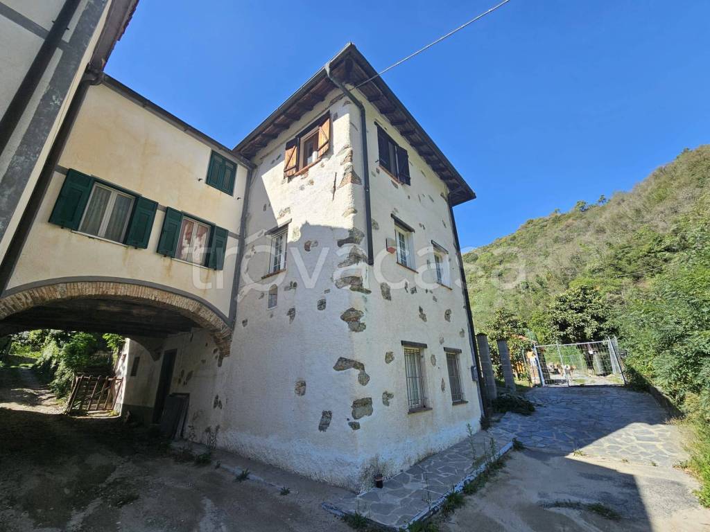 Casa Indipendente in vendita a Savona via San Bartolomeo del Bosco