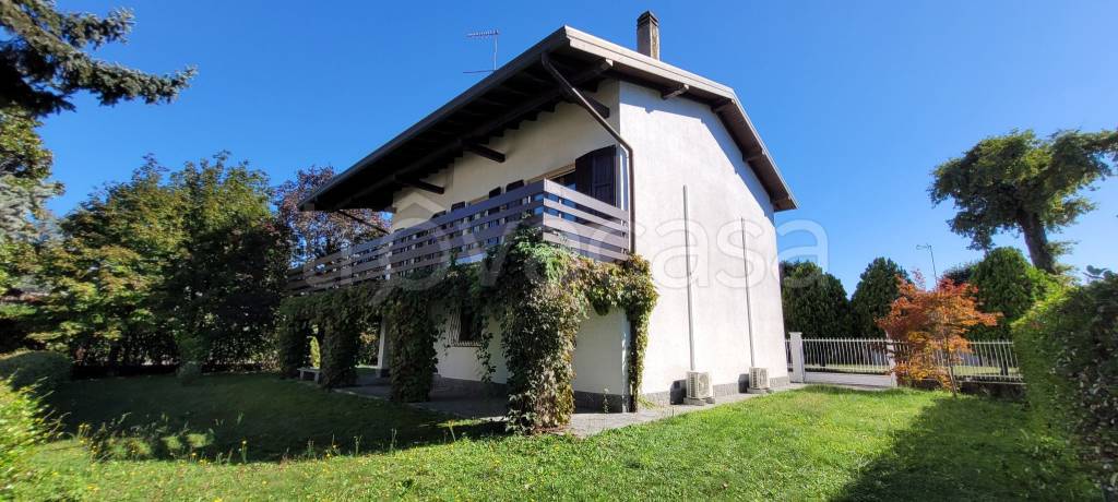 Villa in vendita a Castelletto sopra Ticino viale delle Rose, 23