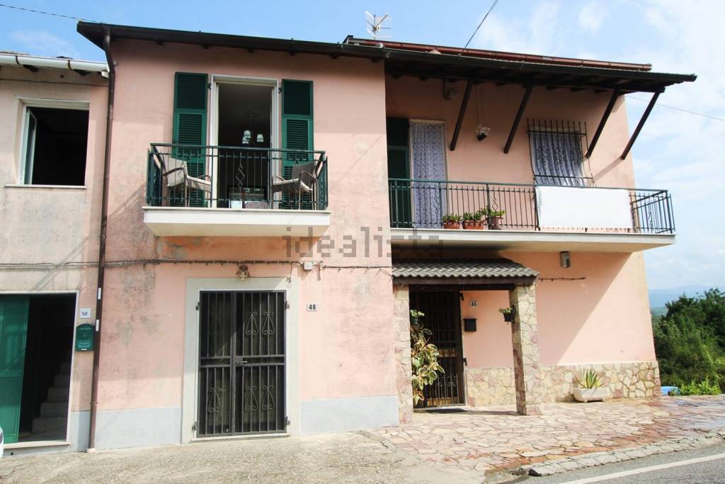 Appartamento in vendita a Beverino via Trezzo