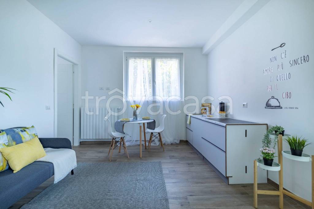 Appartamento in vendita a Milano viale Famagosta, 40