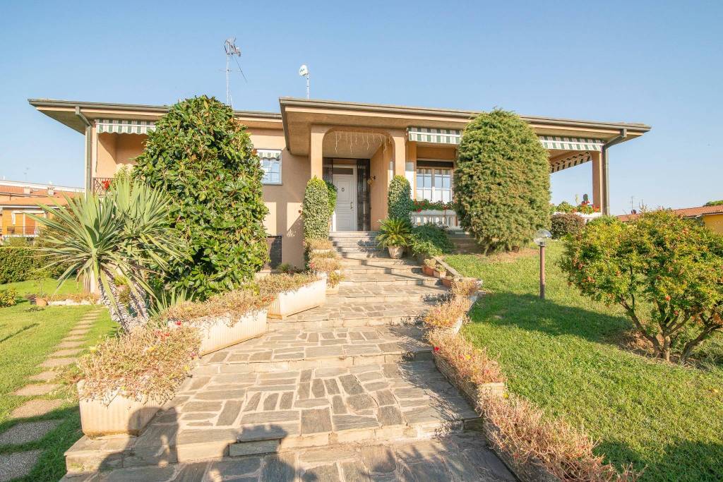 Villa Bifamiliare in vendita a Pozzo d'Adda via Vittorio Veneto, 5