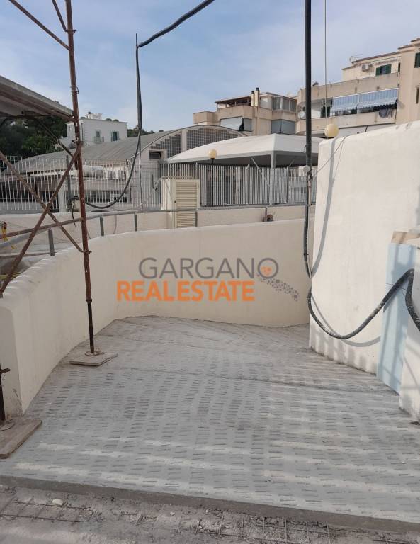 Garage in vendita a Vieste via Dante Alighieri