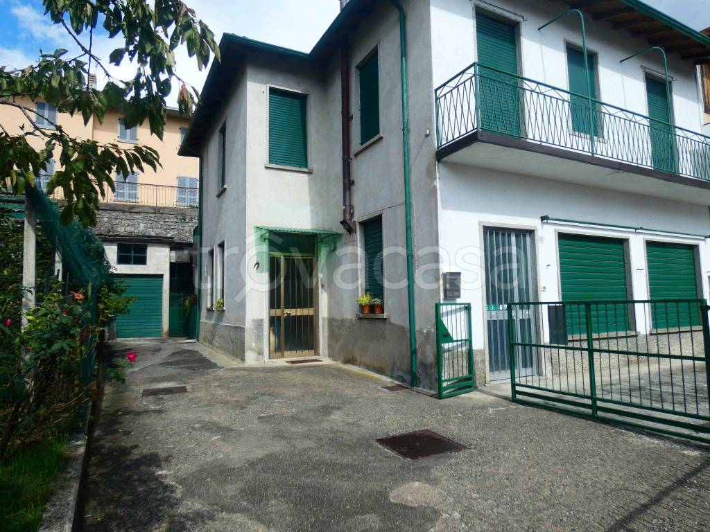 Villa in vendita a Esino Lario via Adamello