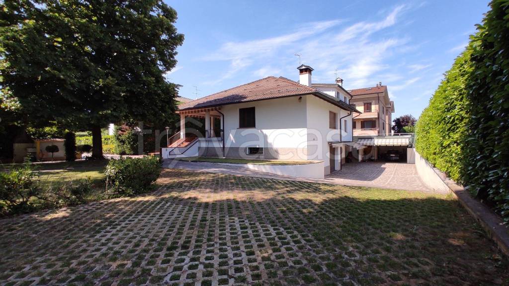 Villa Bifamiliare in vendita a Castelnuovo Rangone via Zenzalose