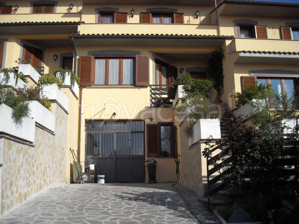 Villa a Schiera in in vendita da privato a Montefiascone via del Lago, 192