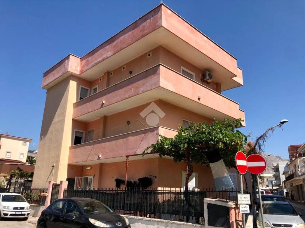 Casa Indipendente in vendita a Mondragone via g. Rossini, 35