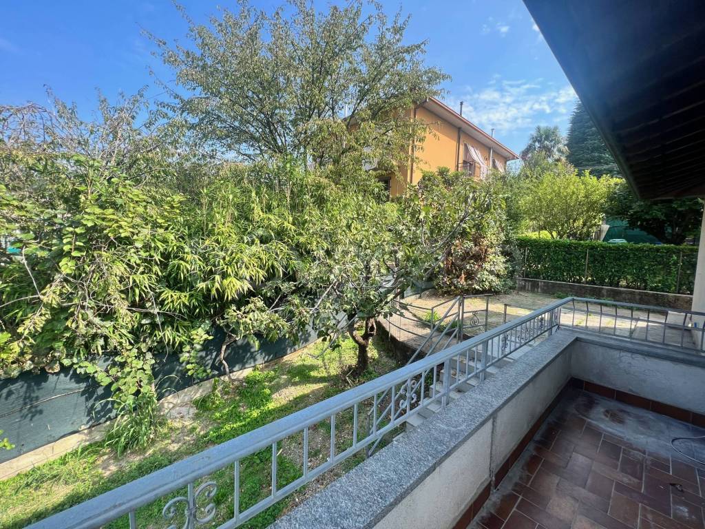 Villa Bifamiliare in vendita a Senna Comasco via Intimiano