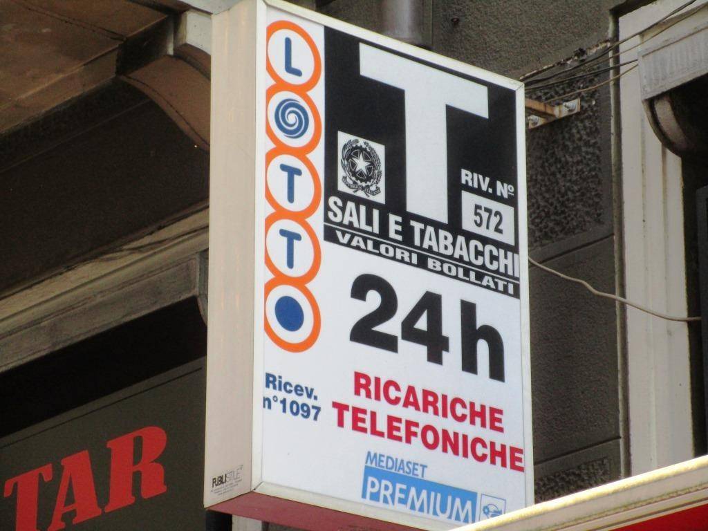 Tabaccheria in vendita a Milano piazza Carlo Erba