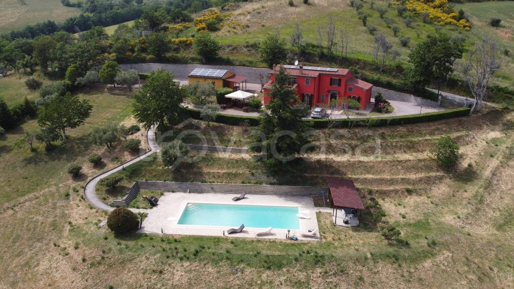 Villa in in vendita da privato a Serrapetrona svincolo Serrapetrona, 14