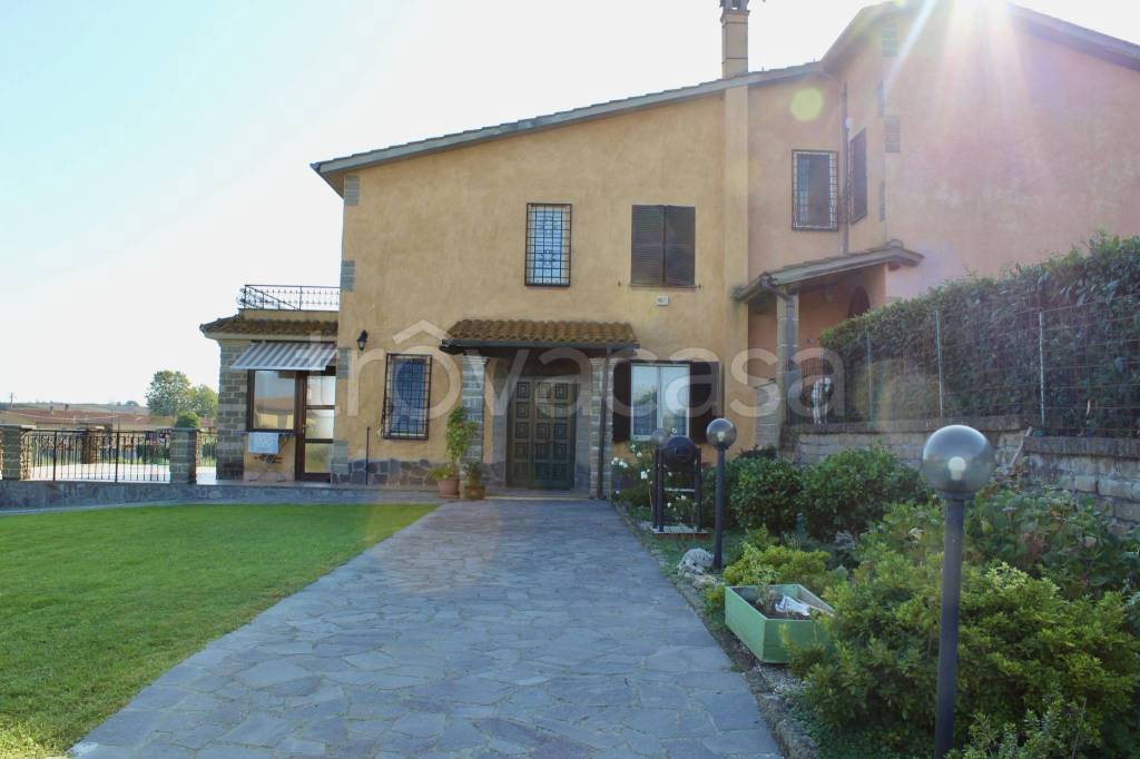 Villa Bifamiliare in vendita a Bracciano via di Pratigliolo