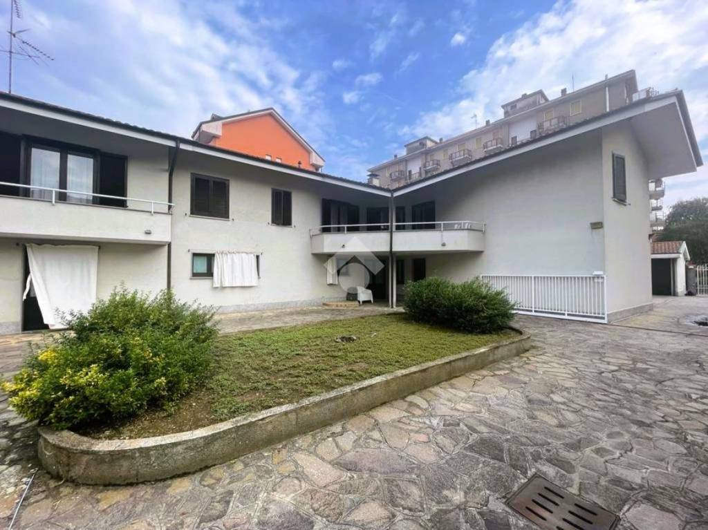 Villa in vendita a Oleggio vicolo Tevere, 11