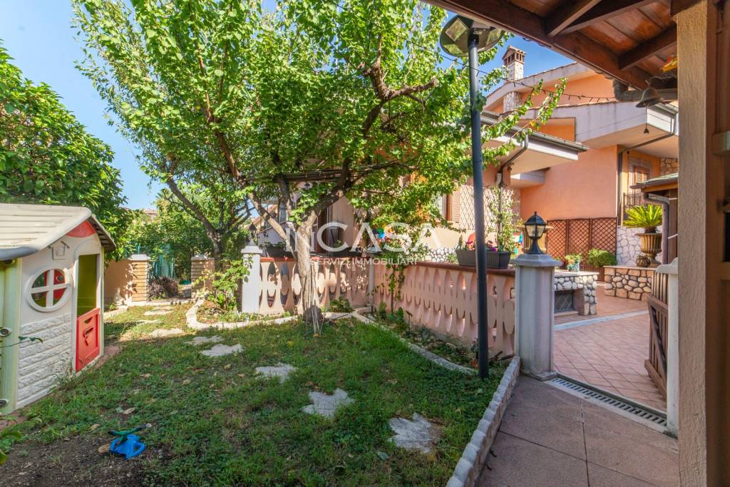 Villa Bifamiliare in vendita a Guidonia Montecelio via Roviano