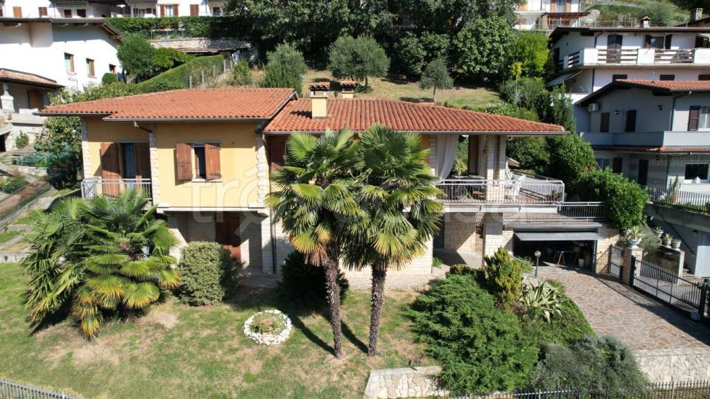 Villa in vendita ad Adrara San Martino via Maddalena, 77