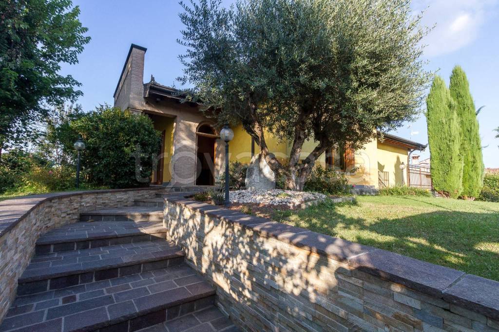 Villa in vendita a Cremona via Mario Flores
