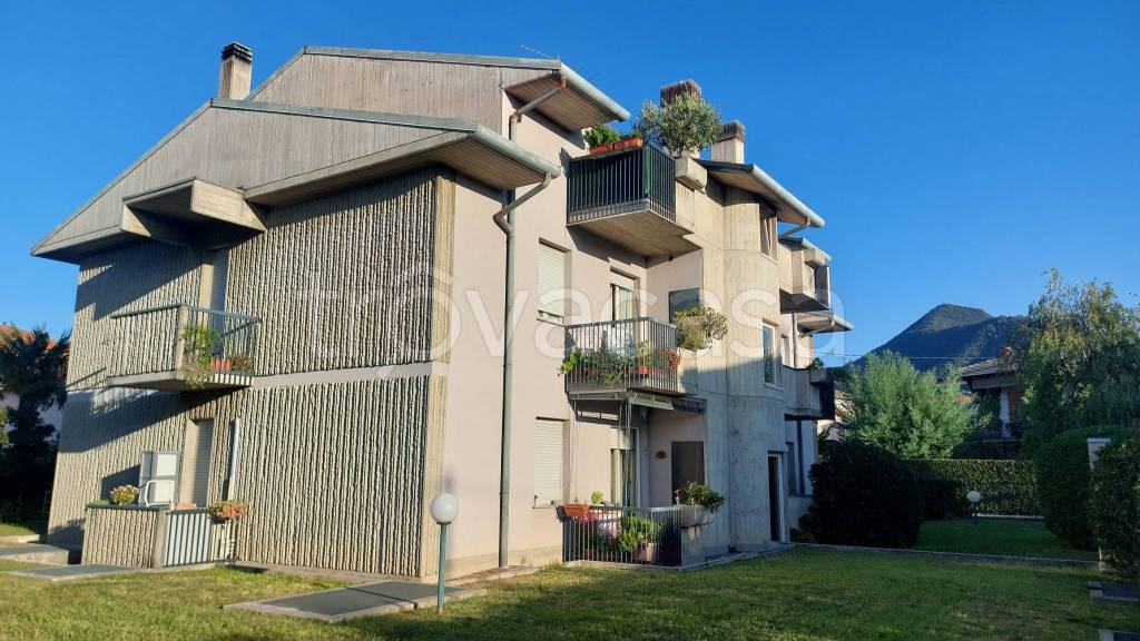Appartamento in vendita ad Almenno San Salvatore via Giovanni Pascoli
