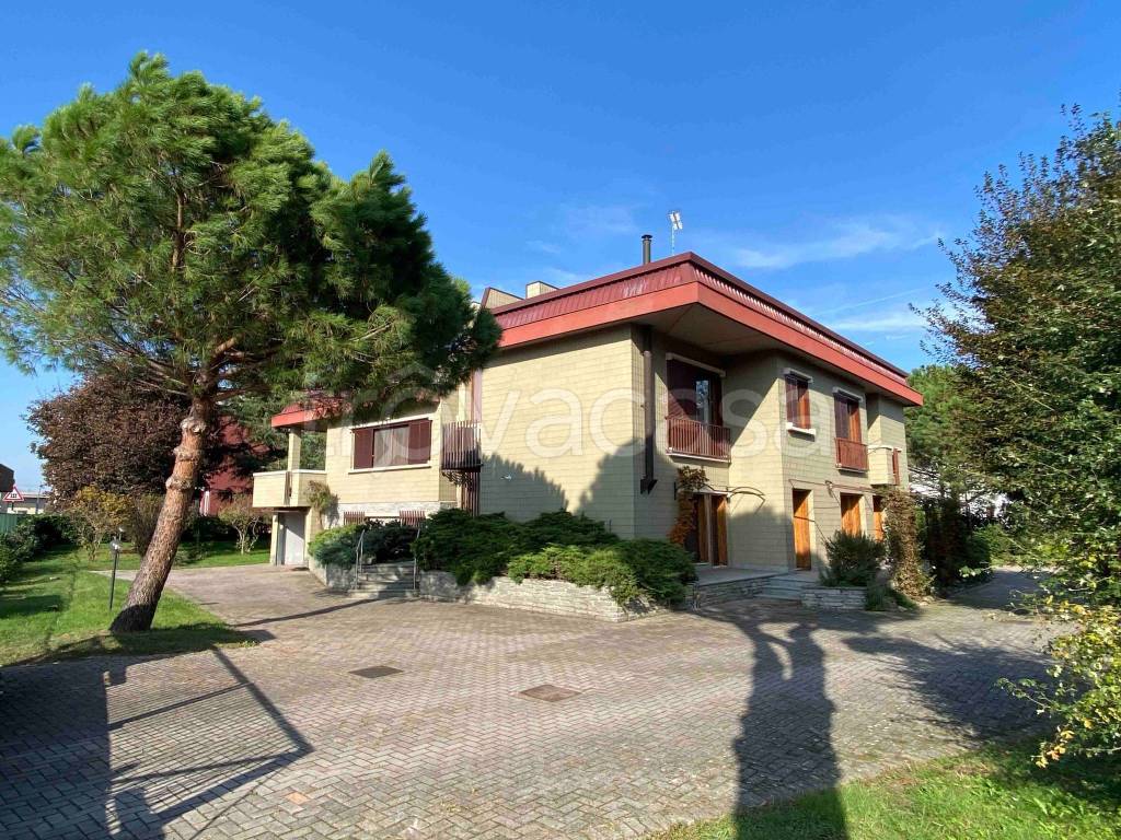 Casa Indipendente in vendita a Borgolavezzaro via Tornaco